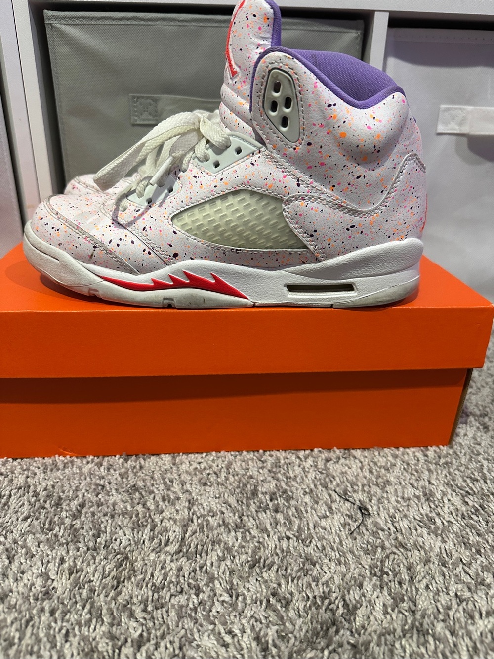 Jordan Kids White Speckled High-Top Sneakers with Purple Lining and Red Accents
